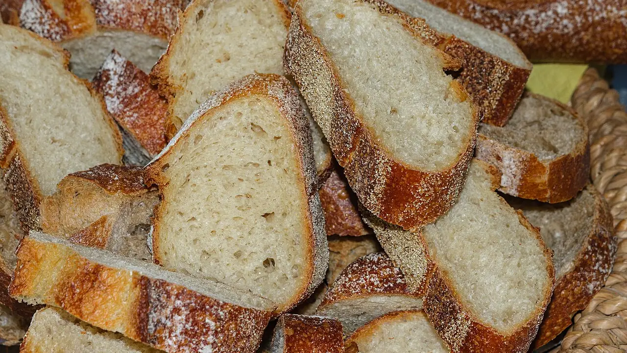 Tranches de pain de campagne à la croûte farinée